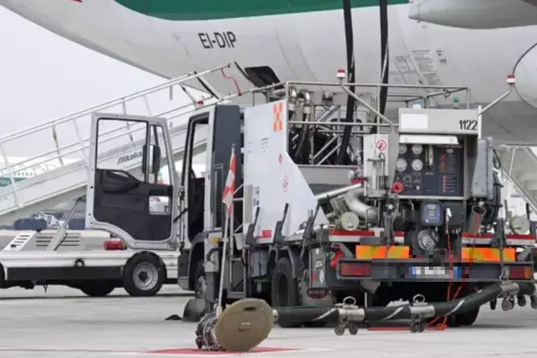 Il rifornimento a un aereo (Ansa-Archivio)