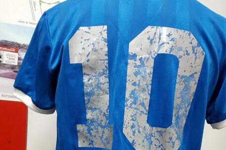 La maglia numero 10 dell'Argentina 1986 (Ansa)