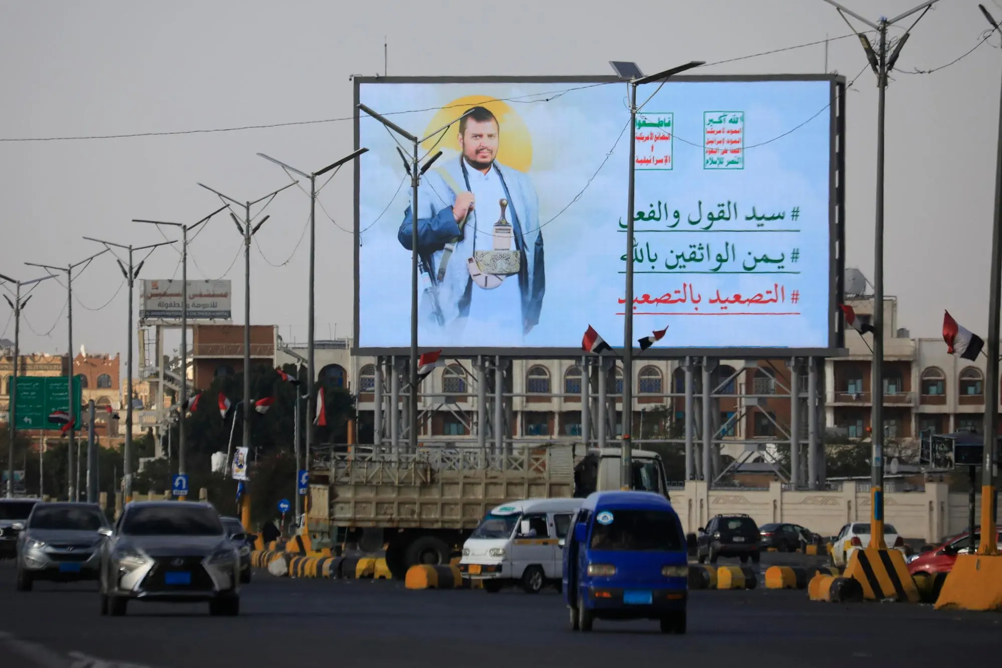 Un manifesto con il ledaer Abdul-Malik al-Houthi (Ansa)