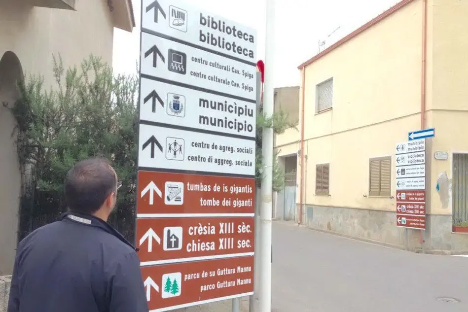 Alcuni cartelli in sardo e in italiano