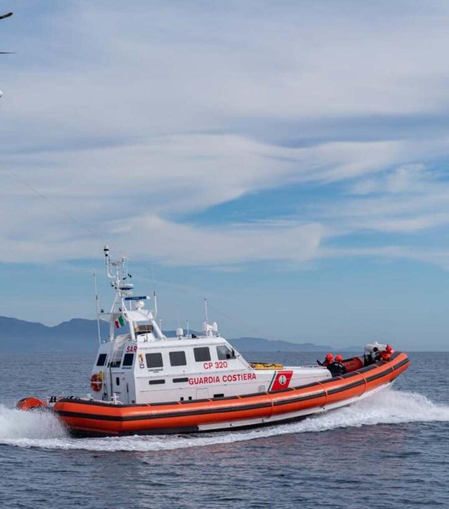 Motoscafo in panne, soccorsi 14 algerini