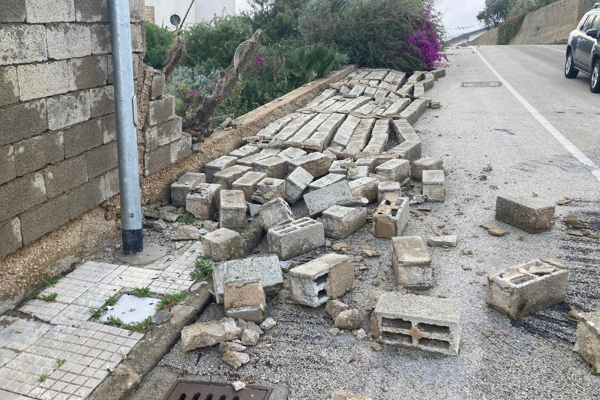 Il muro crollato in via Romagnosi (L'Unione Sarda - Pala)