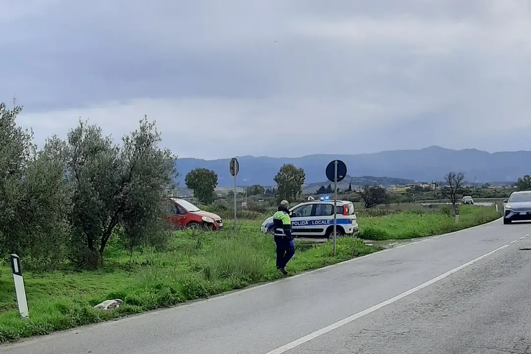 I rilievi della polizia locale dopo l'incidente sulla provinciale 15 (foto Serreli)