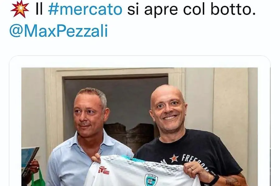 Max Pezzali con la maglia dell'Olbia (foto Twitter Olbia Calcio)