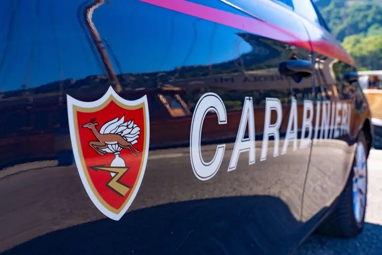 Un'auto dei carabinieri (Ansa)