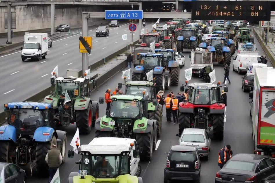 A Parigi centinaia di trattori in marcia per la protesta degli agricoltori