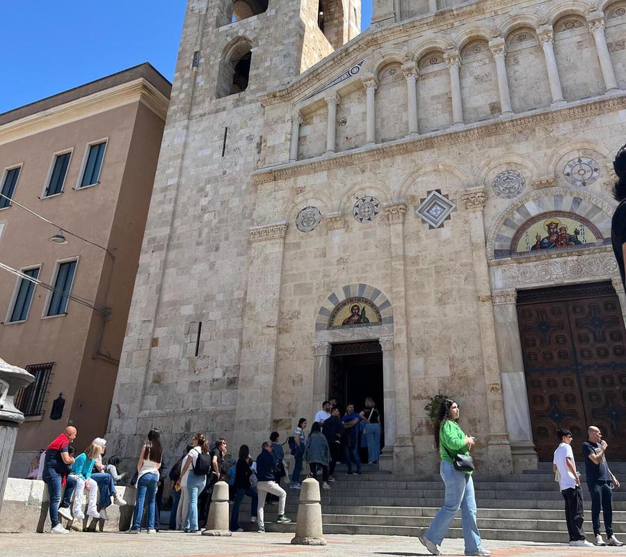 Macerie, gomme e bombole del gas: in spiaggia due tonnellate di rifiuti