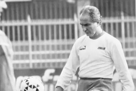 Azeglio Vicini si esibisce in un palleggio, durante l'allenamento della Nazionale di calcio