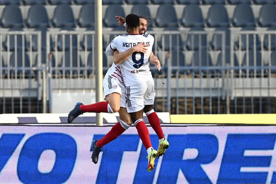 La gioia di Pavoletti e Keita dopo il gol di Empoli (Ansa)