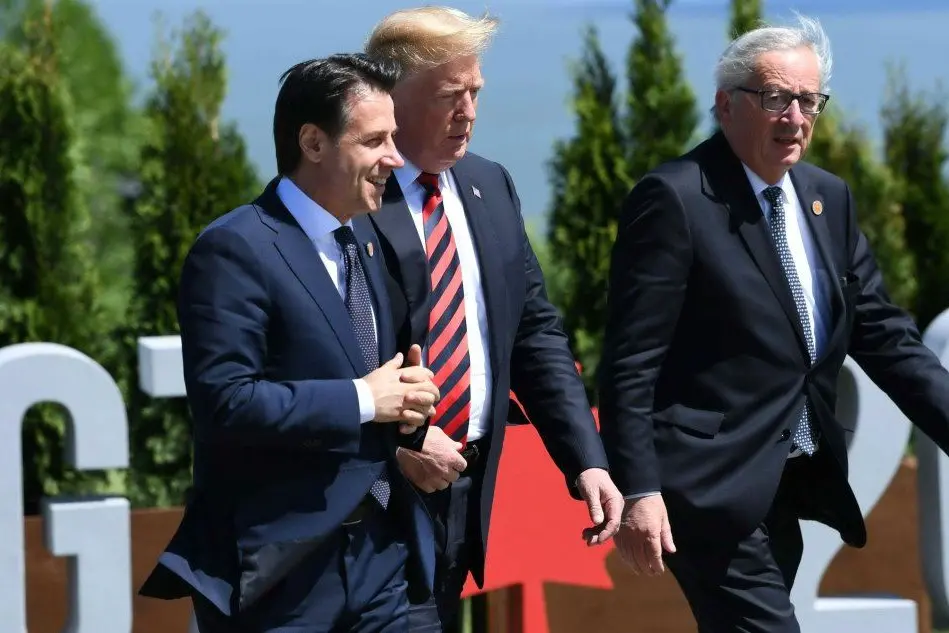 Giuseppe Conte accanto a Donald Trump e Jean-Claude Juncker