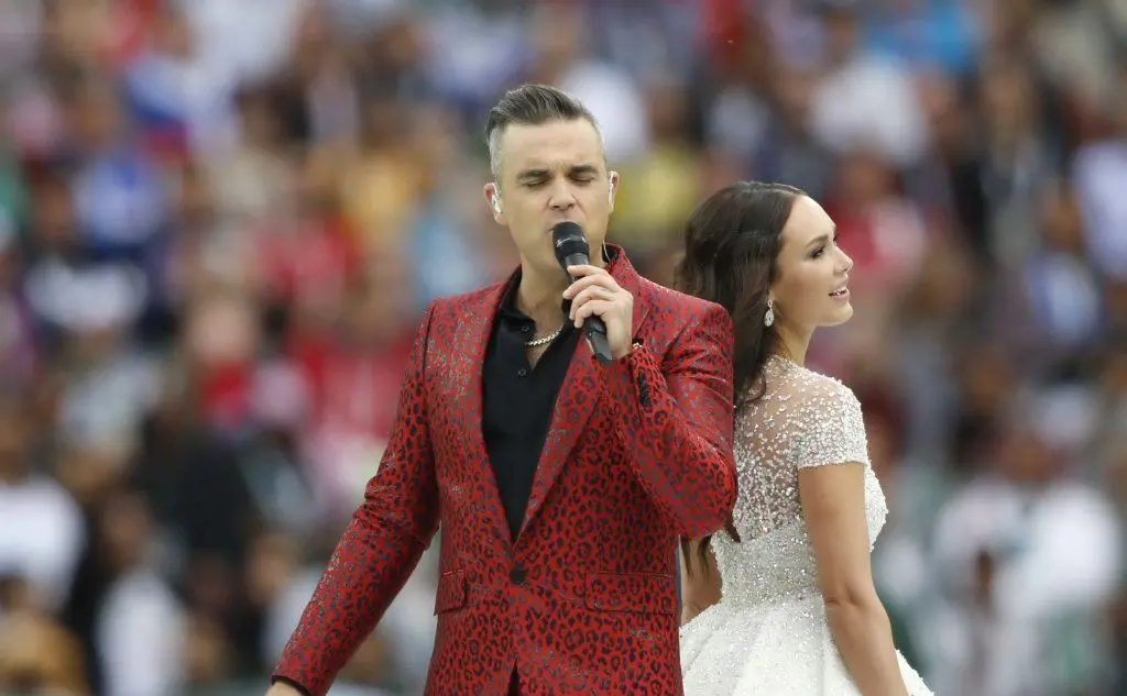 Robbie Williams e Aida Garifullina si sono esibiti prima di Russia-Arabia Saudita