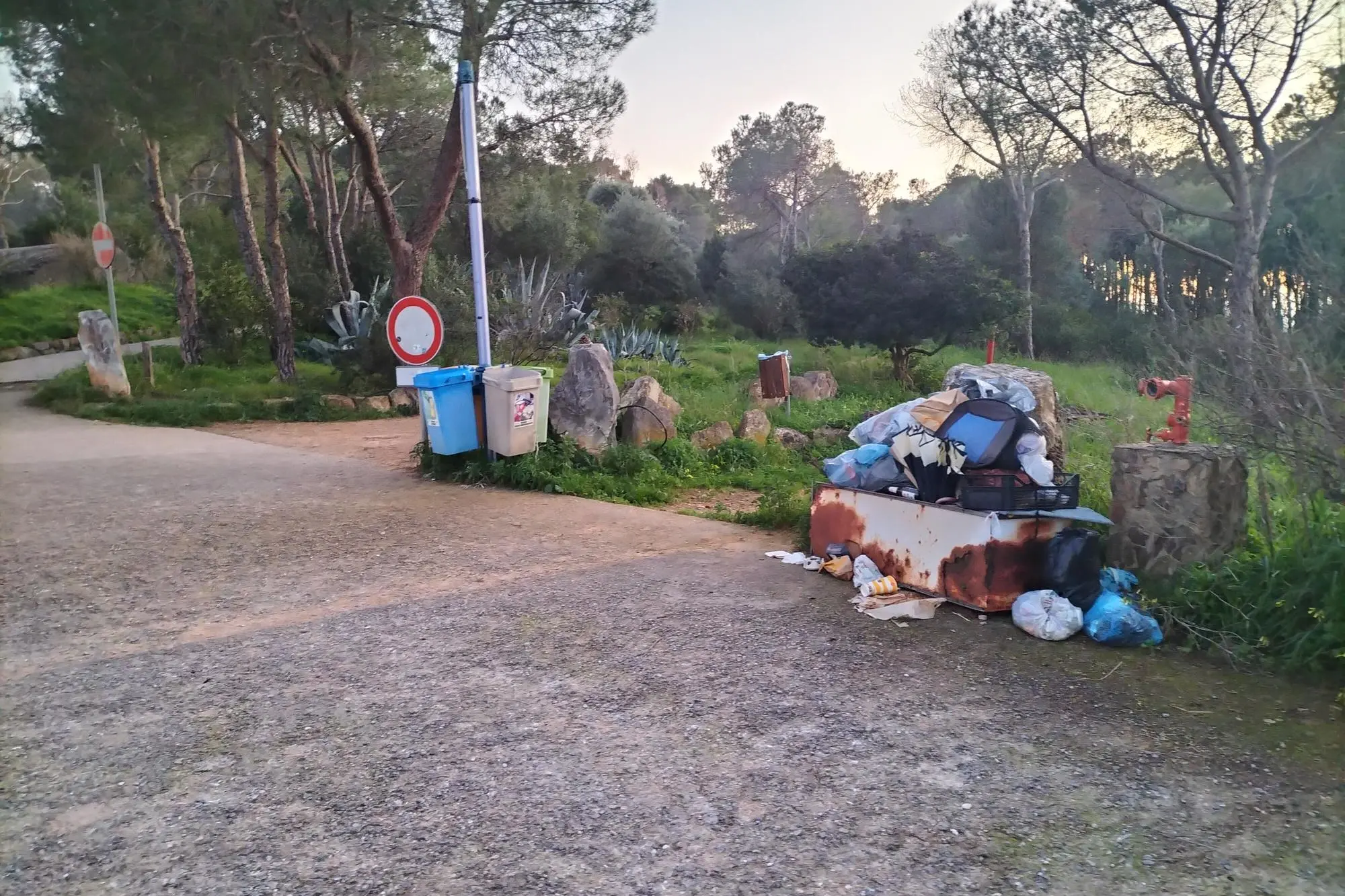 Il cumulo di rifiuti all'ingresso del parco Rosmarino (foto Scano)