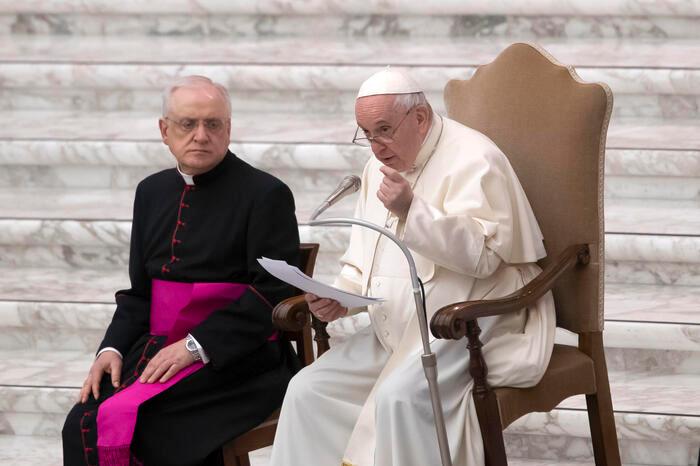 Il Papa e la gonalgia: “Non posso camminare, devo obbedire al medico. Pregate per me”