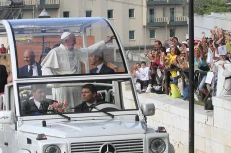 Papa Francesco saluta i fedeli al suo arrivo nella basilica di Bonaria a Cagliari, 22 settembre 2013. ANSA / GIUSEPPE UNGARI