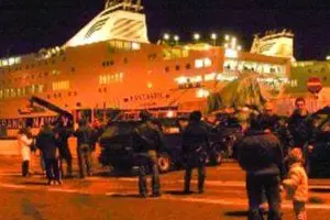 Un traghetto ieri in porto a Genova in attesa di poter partire