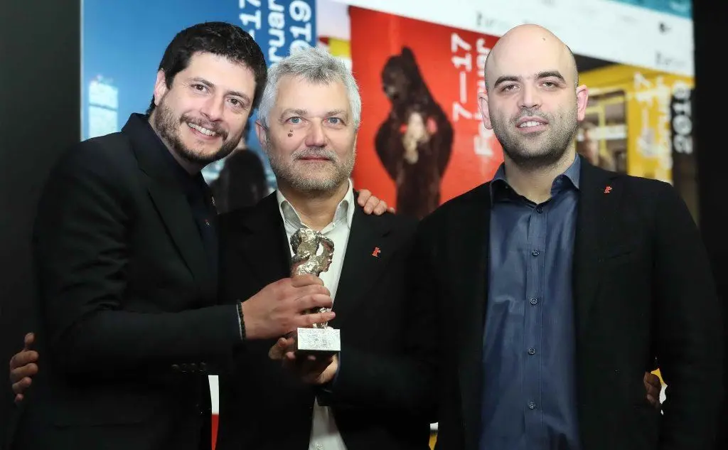 &quot;La paranza dei bambini&quot; vince il premio per la miglior sceneggiatura al Festival di Berlino. Nella foto, da sinistra, Claudio Giovannesi, Maurizio Barucci e Roberto Saviano (Ansa)