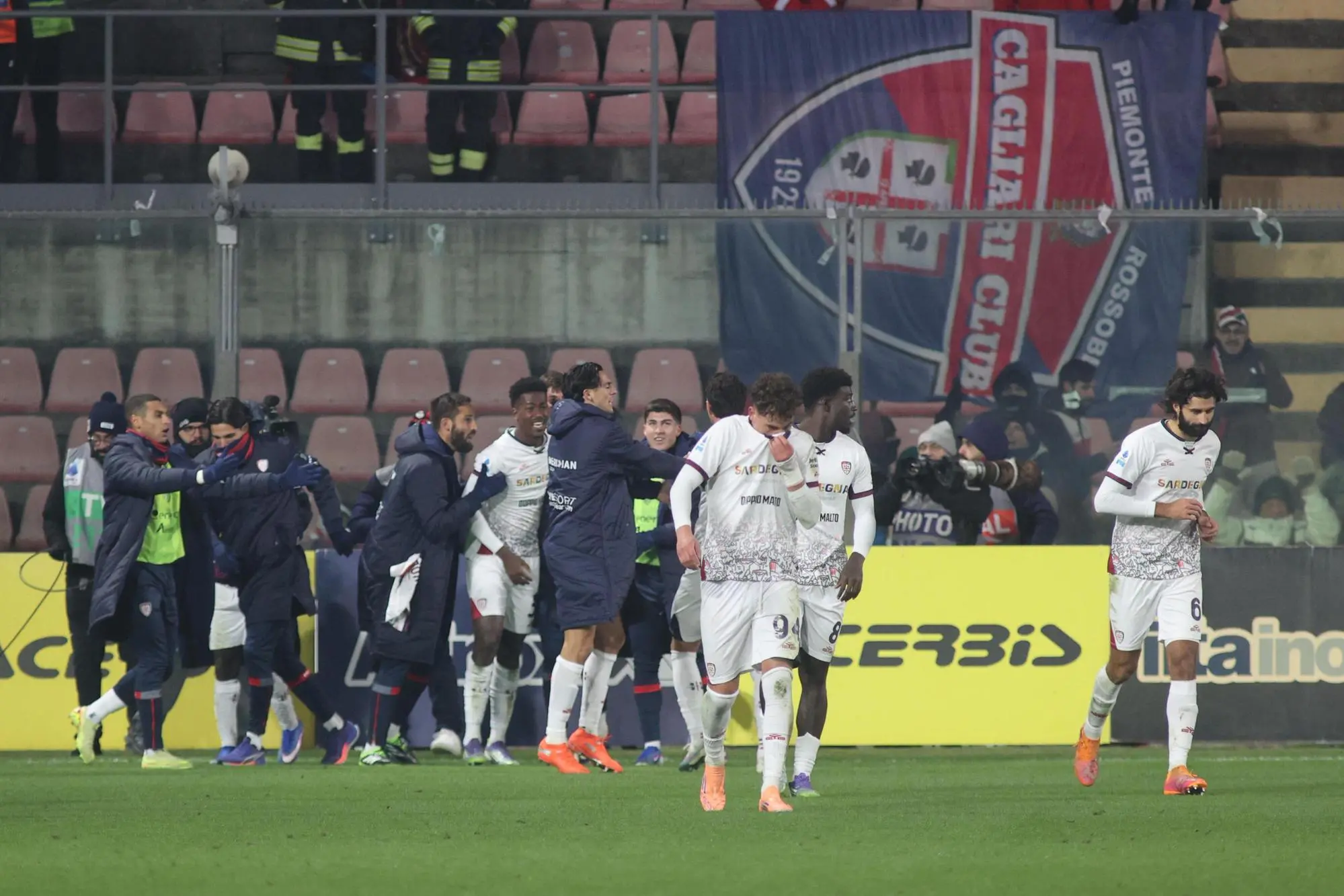 L'esultanza del Cagliari per il pareggio di Yael Trepy contro la Cremonese (foto Ansa)
