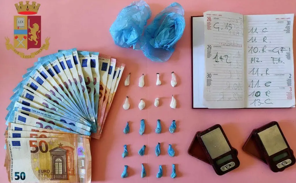 Denaro e droga (foto questura)