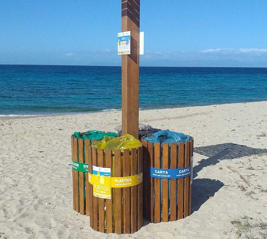 Poetto, arrivano i cestini per i rifiuti
