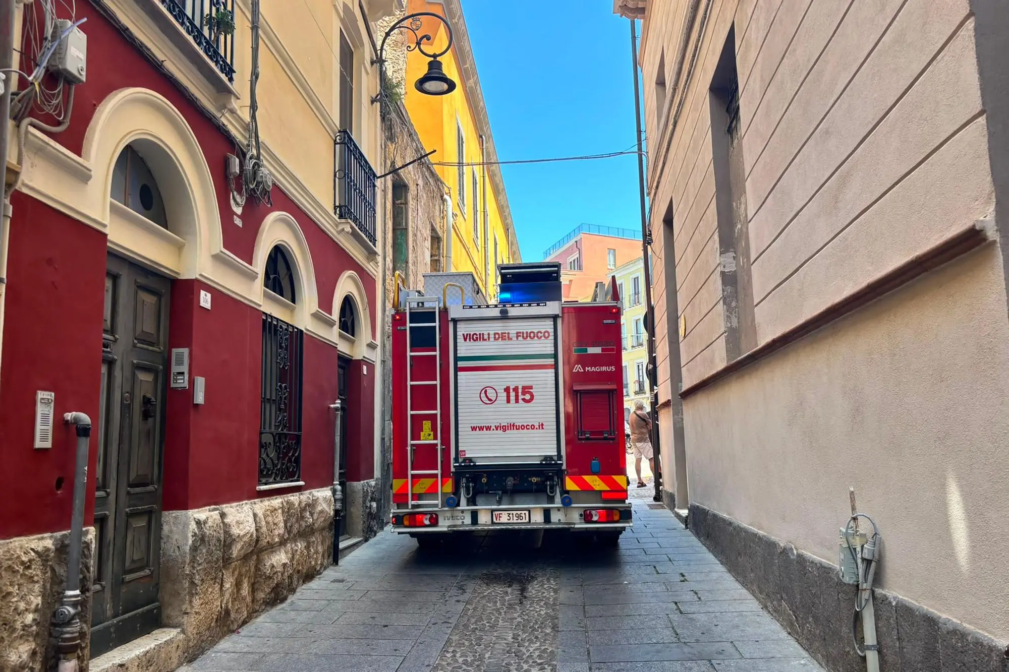 L'intervento dei vigili del fuoco in via Canelles (foto Vigili del fuoco)