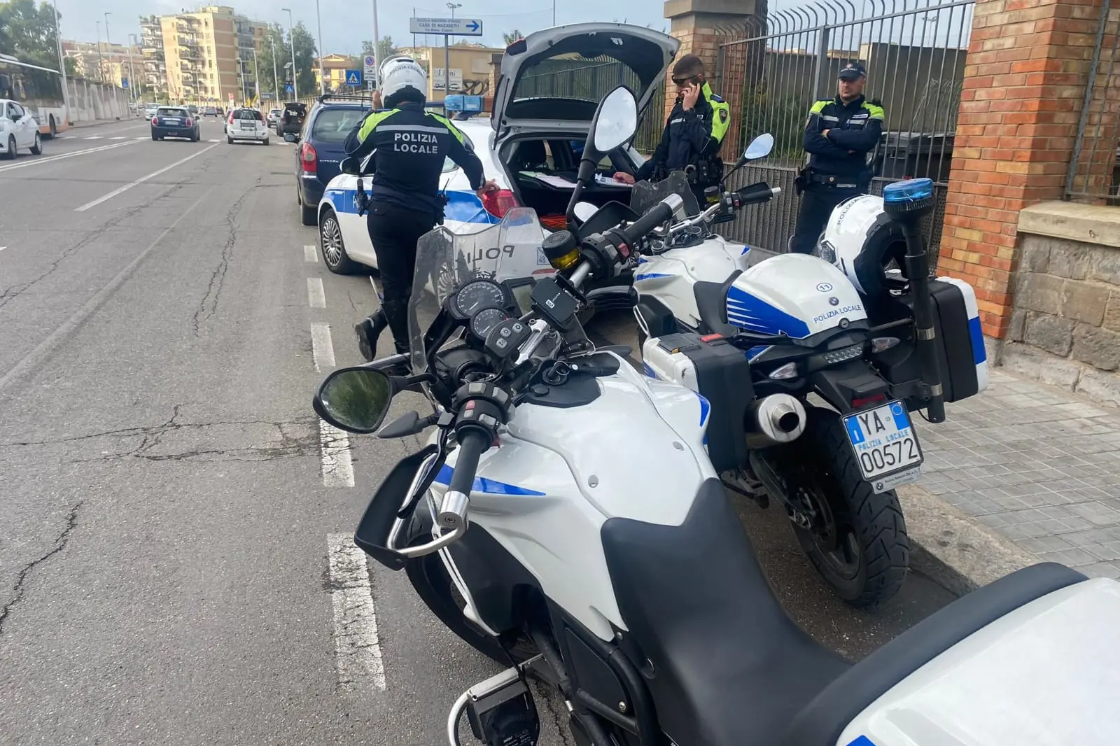 Gli agenti della Municipale in via Cadello (Foto: Polizia locale)