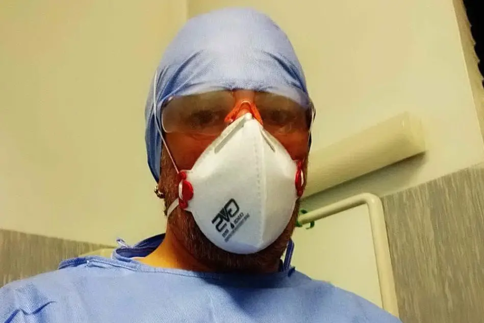 Il selfie dell'infermiere Luca Alini (foto Facebook)