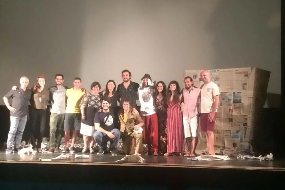 Attori e organizzatori sul palco del teatro Costantino