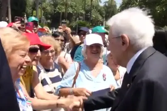 Bagno di folla per Mattarella ai Giardini del Quirinale