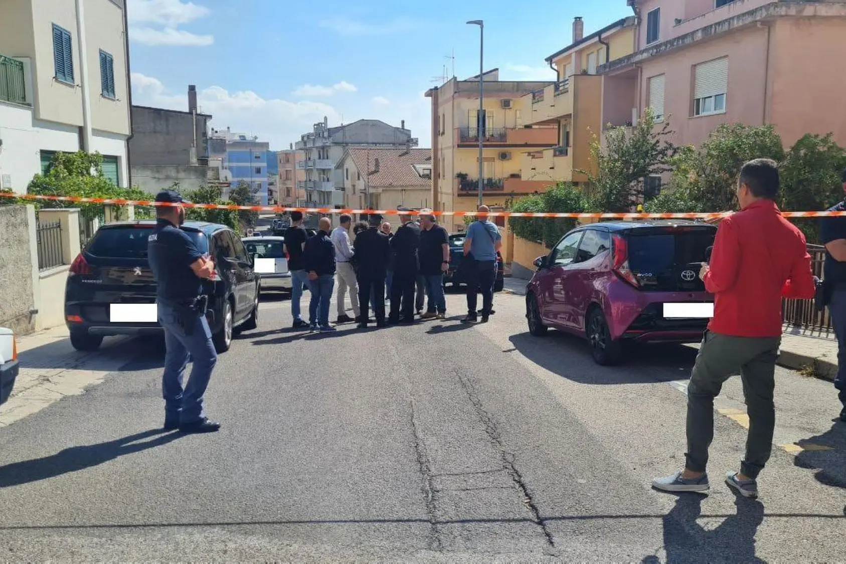 Il medico legale e gli inquirenti sul luogo della strage familiare, Nuoro, 25 settembre 2024. ANSA/ MARIA GIOVANNA FOSSATI