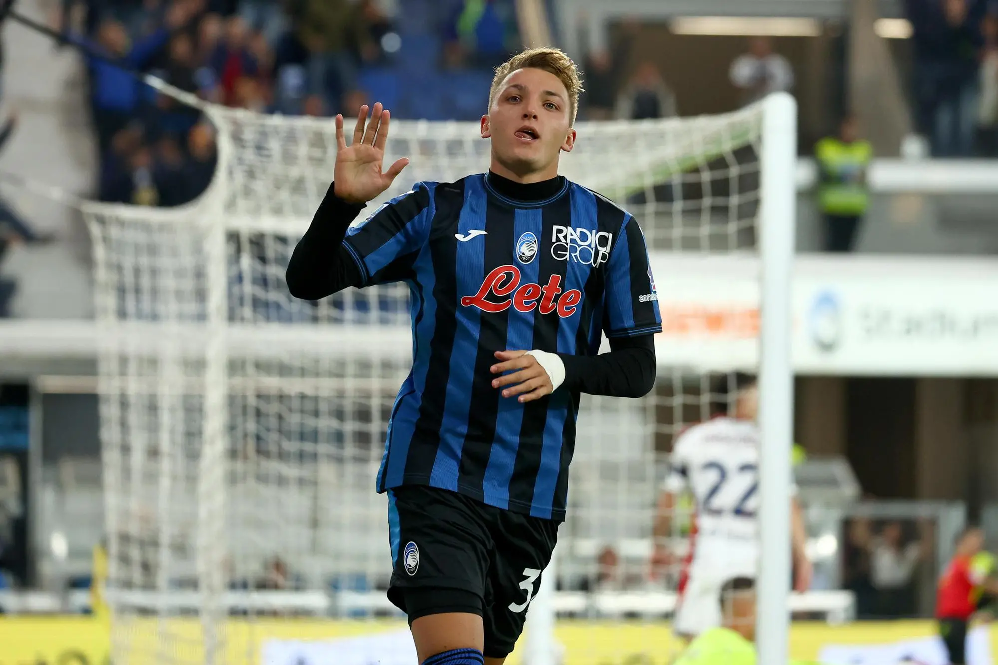 Mateo Retegui esulta per uno dei gol in Atalanta-Genoa del girone d'andata di Serie A (foto Ansa)