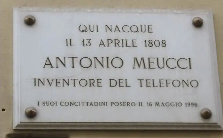 La targa commemorativa nella sua casa di Firenze