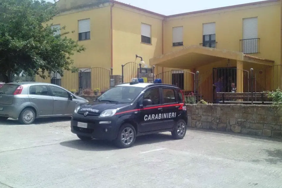 Auto dei carabinieri di fronte all'ingresso della casa di riposo