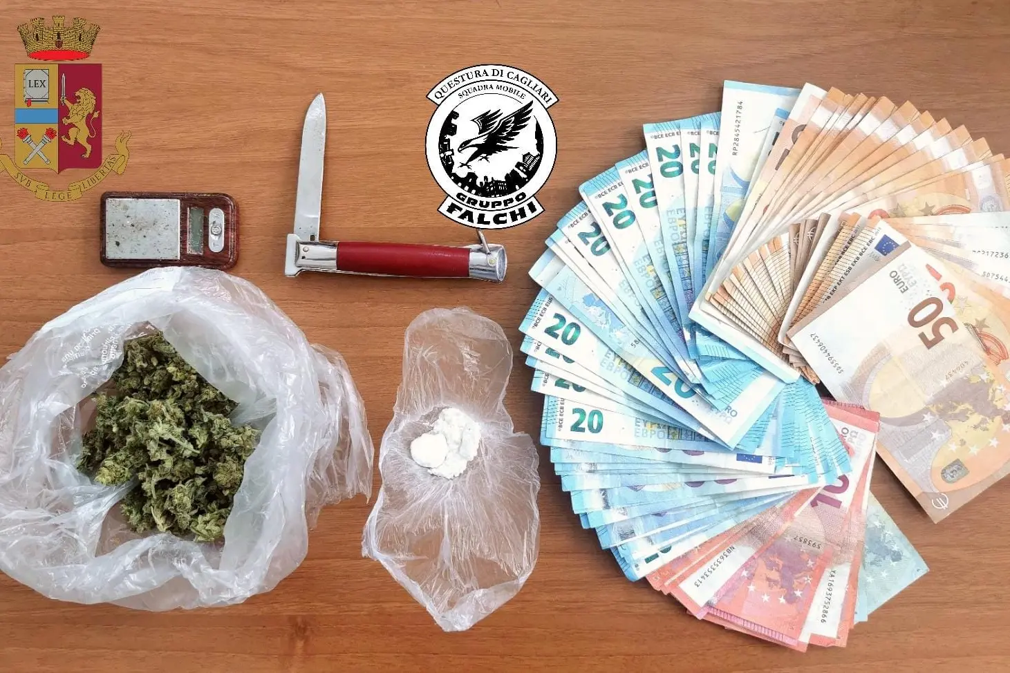 La droga e i soldi sequestrati (Foto Questura di Cagliari)