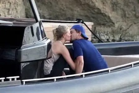 Il bacio a Ibiza tra Leonardo DiCaprio e Toni Garrn