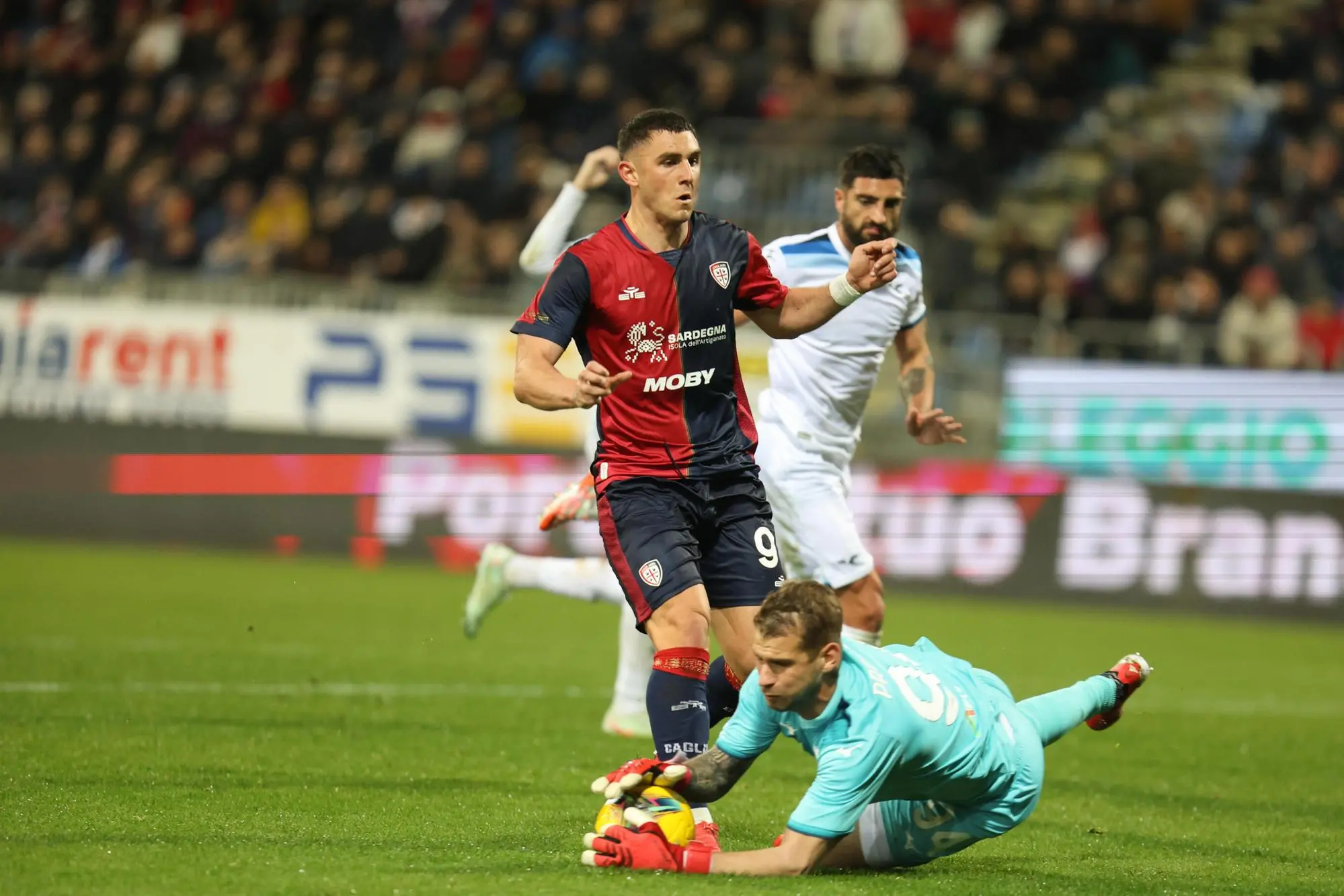 Ivan Provedel anticipa Roberto Piccoli in Cagliari-Lazio (foto Ansa)