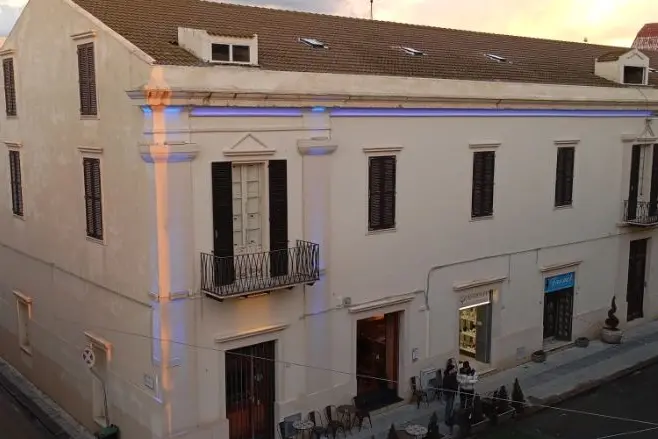 Palazzo Marchese, illuminato di viola (foto Pala)