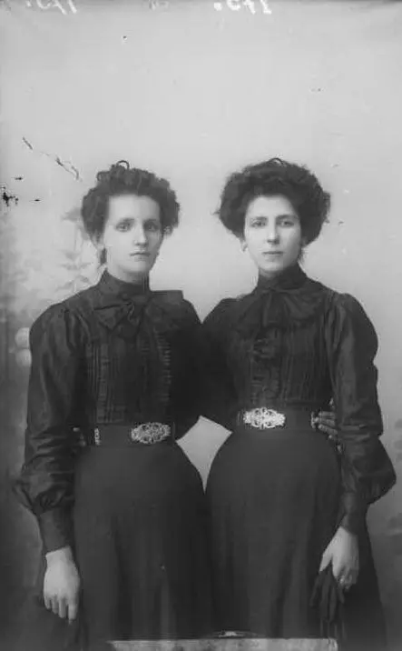 Due sorelle ritratte da Kostaqi Davario (Archivio Marubi/Courtesy Triennale di Milano)