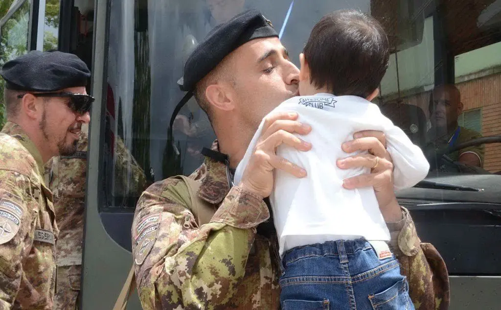I militari, di ritorno dall'Afghanistan, sono stati accolti da mogli e figli