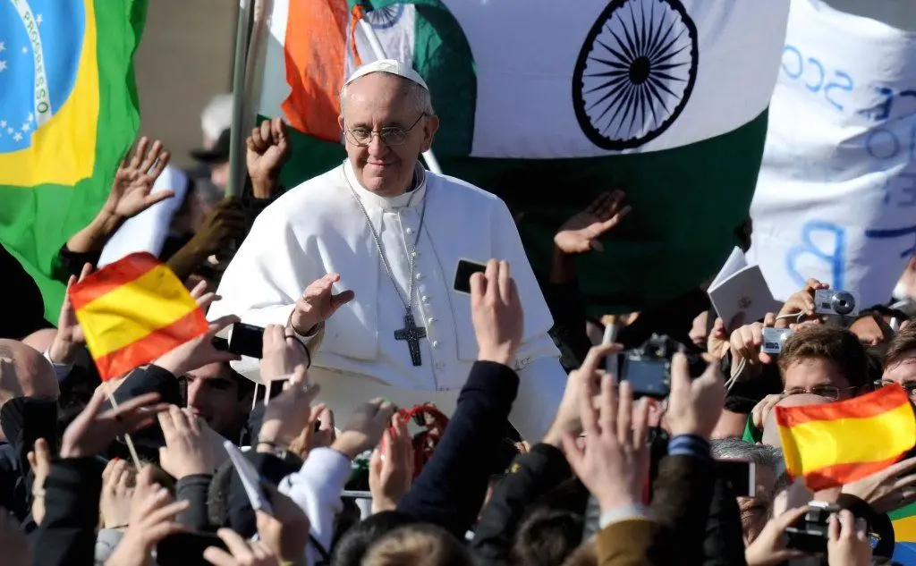 Il Santo Padre circondato dai fedeli