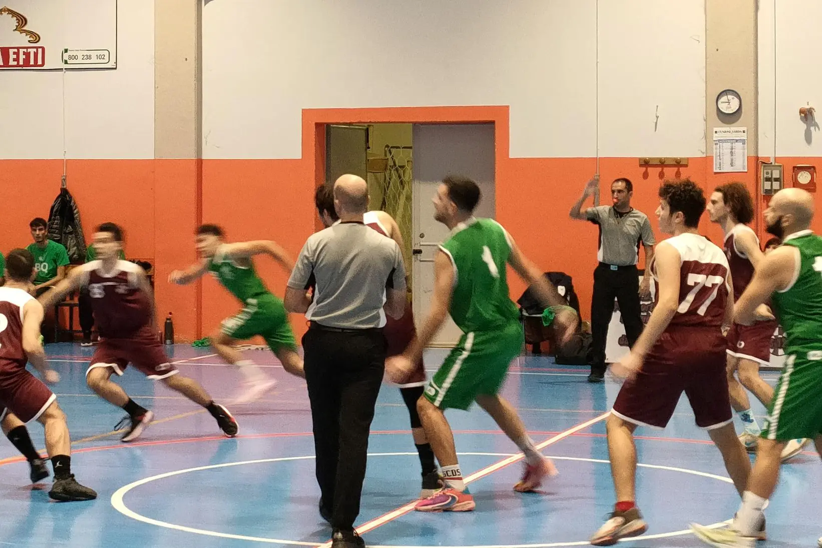 La palla a due dell'anticipo di Divisione Regionale 2 tra Marrubiu e Basket Quartu (foto di Giacomo Pala)