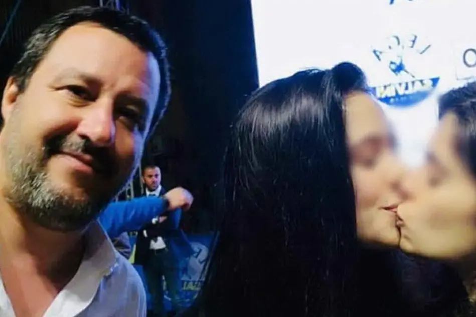 Lo scatto delle ragazze con Salvini (foto I sentinelli di Milano)