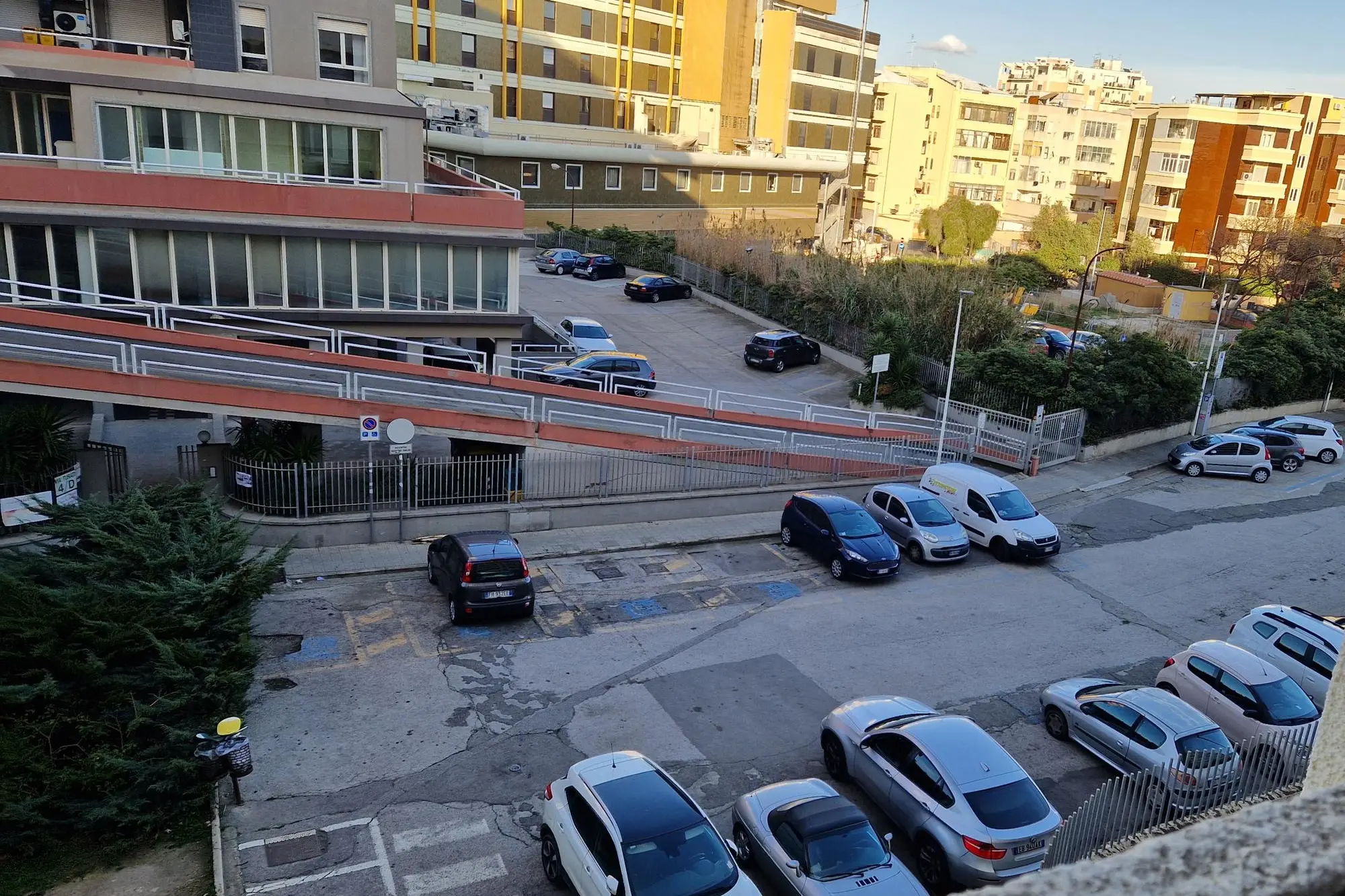 L'area parcheggi davanti alla Asl