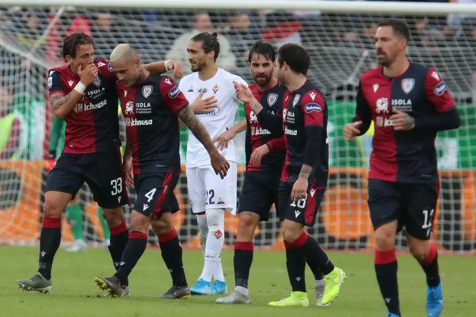 L'esultanza del Cagliari al gol di Nainggolan (Ansa)