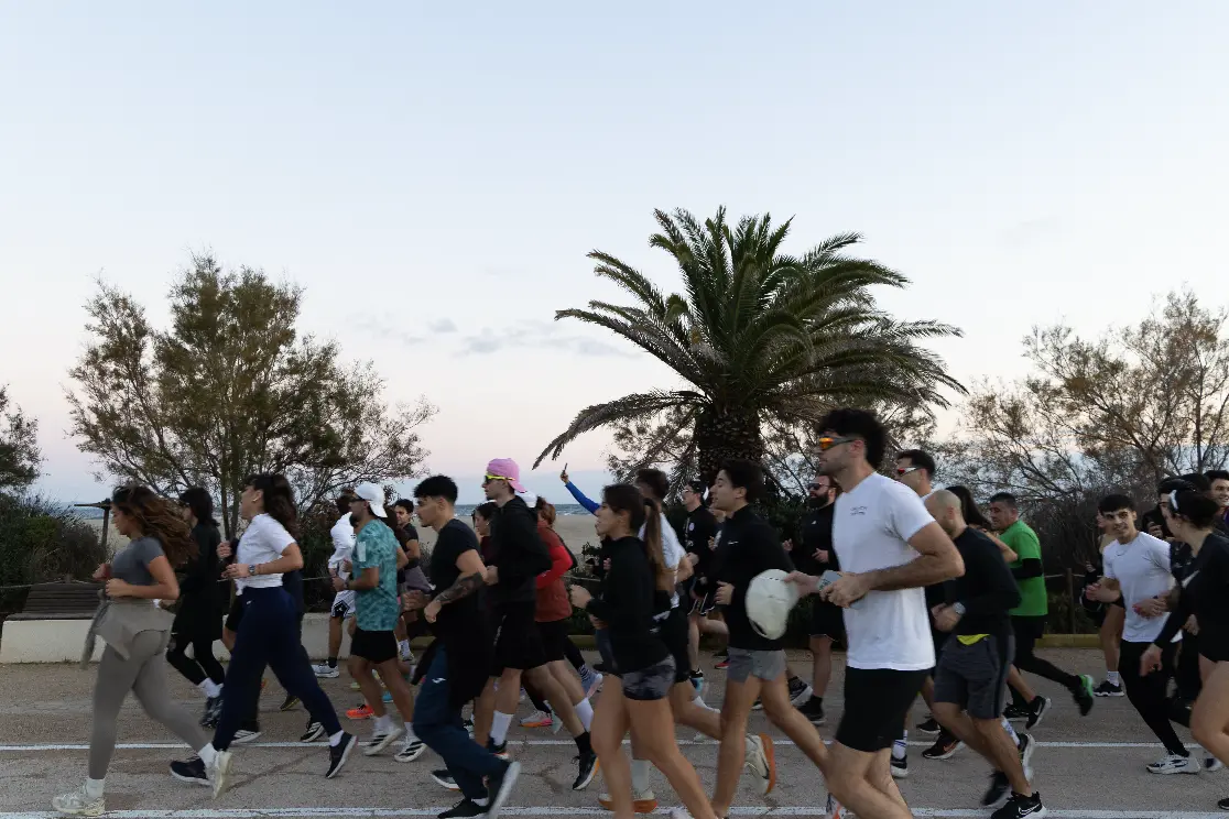 I ragazzi del "SunCity run club" di Cagliari si allenano al Poetto