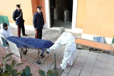 Il recupero dei corpi nella casa di via dei Quintili a Roma