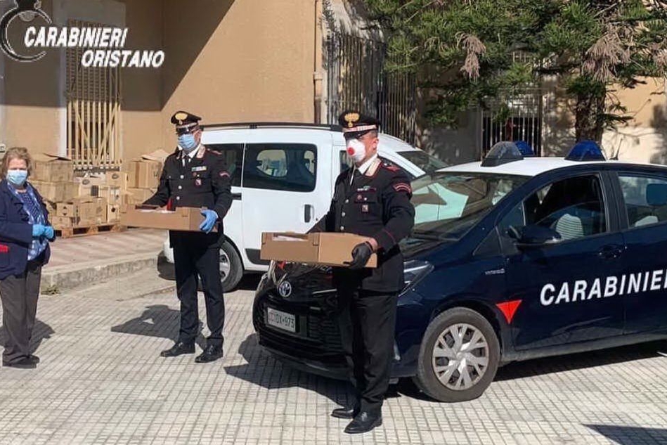 La consegna dei viveri alla Caritas (foto carabinieri)