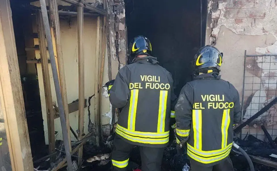 I vigili del fuoco nell'appartamento distrutto
