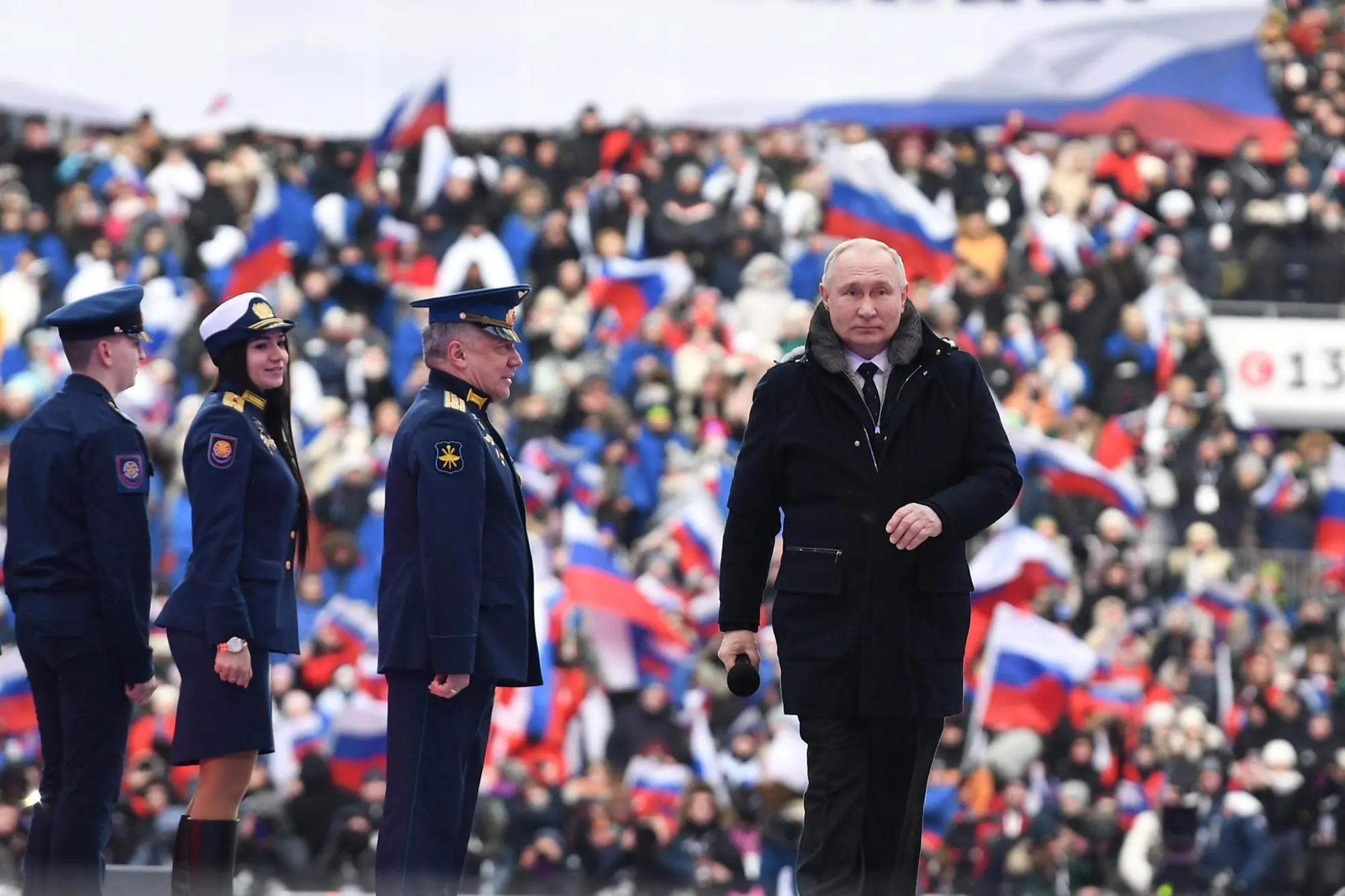 Vladimir Putin allo stadio di Mosca (Ansa)