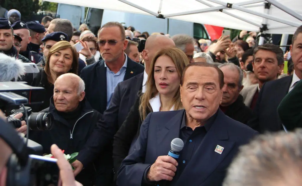 Tore Podda (a sinistra) con Silvio Berlusconi e Ugo Cappellacci (L'Unione Sarda - Serreli)