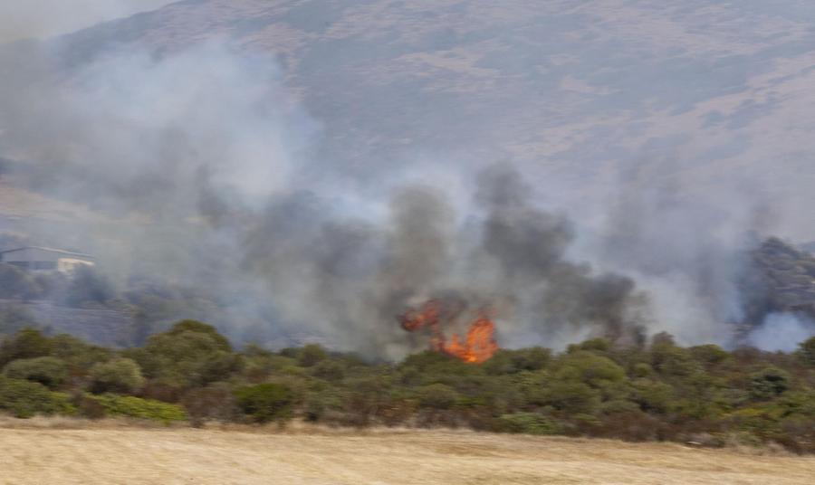 Fiamme nelle campagne di Serdiana, elicottero in volo